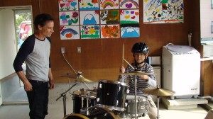ドラムワークショップでの子供達